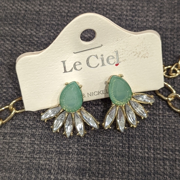 Green Jeweled Necklace & Earring Set - Picture 4 of 6